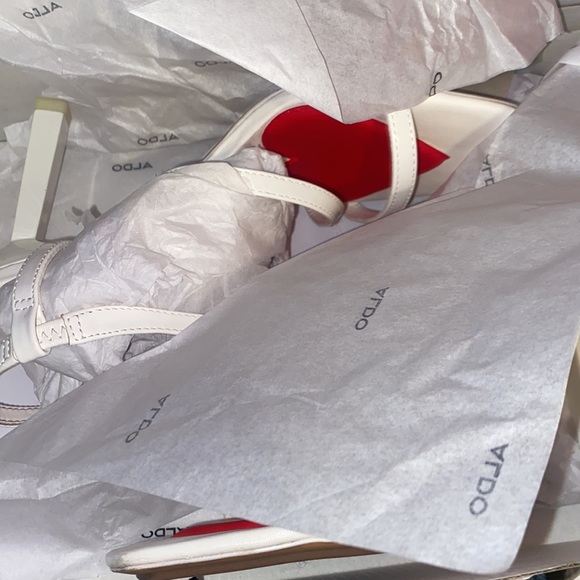 White mini heels with red hearts on the platform - Picture 3 of 4